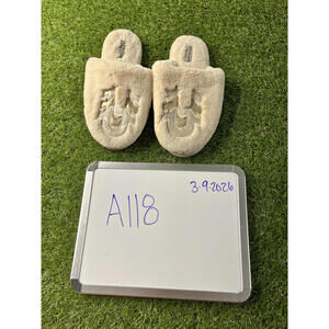 Womens True Religion Slippers Cozy Beige Fuzzy Slippers Size M(6 1/2 - 7 1/2)